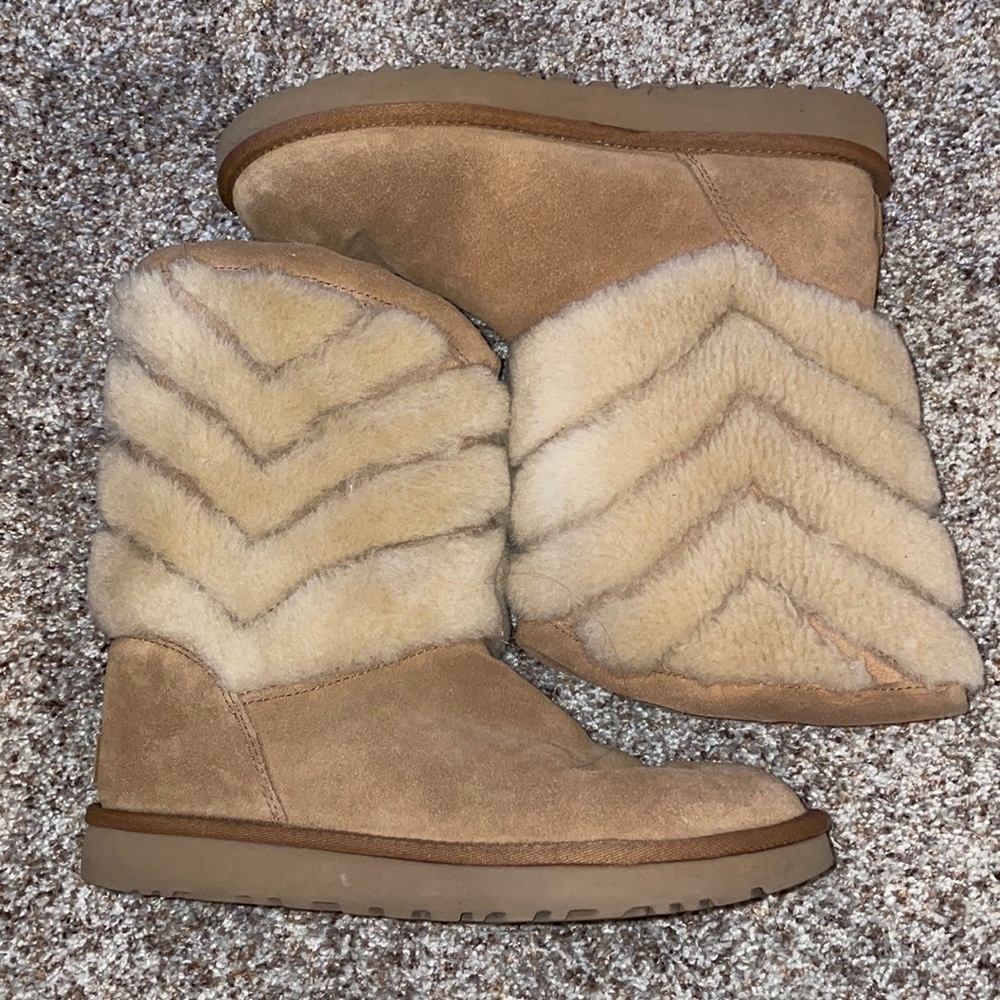 Size 8 Ugg Ankle Boots in cream & tan